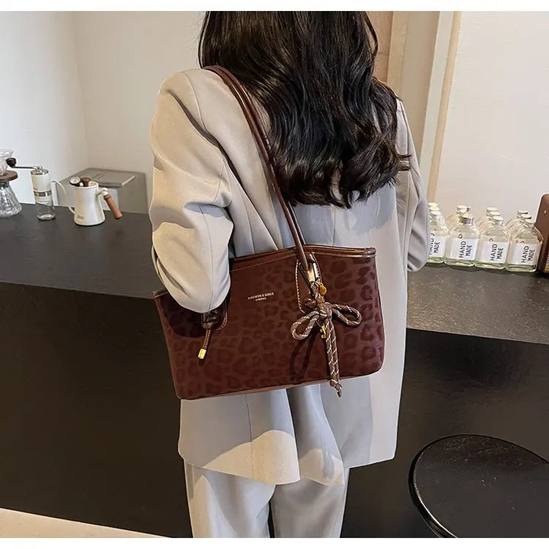 Retro Versatile Women’S Shoulder Bag, Fashionable Underarm Bag, Minimalist Leopard Print Handbag, Lightweight Casual Tote Shoulder Bag, High-Quality Everyday Commuter Bag, Cheetah Handbag, Casual Multifunctional Zippered Tote Bag with Bow Key Charm Decora